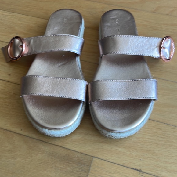 STUART WEITZMAN
Mykonos Metallic Leather Espadrille Sandals. Size 6 - Picture 2 of 10